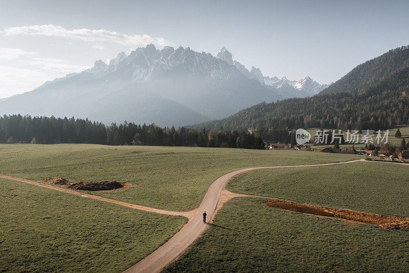 在山上骑自行车，多比亚科Toblach, Dolomites，意大利阿尔卑斯山，意大利